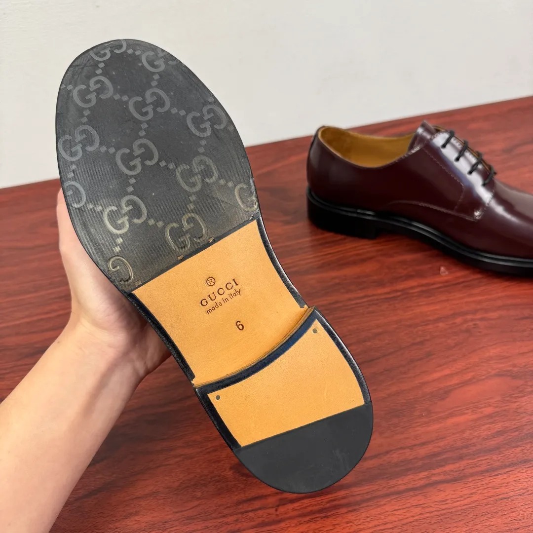 Batch 980 Gucci/Gucci new autumn men's lace-up derby shoes! Crafted from smooth, glossy cow leather, these lace-up shoes have an elegant and sophisticated silhouette that reflects the brand's classic elegance. European style last type Precisely cut upper from a whole piece of leather High-quality leather material with full texture Excellent gloss Excellent toughness, classic red and green webbing decoration Layered splicing design style, loose sneakers Native dyed calfskin lining Uniform and fine perforations, soft and comfortable Thickened leather outsole, composite rubber sole at the heel, excellent foot comfort, wear-resistant and non-slip, the first choice for light luxury, versatile for the foot, comes with a full set of packaging! Size: 39-40-41-42-43-44 leather shoe size (can be customized to 38.45.46) Item number: 812142 Burgundy